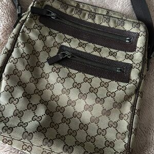 Such a rare and gorgeous Gucci bag. Must see!!